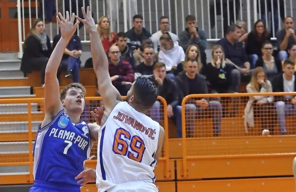 Kristjan Derenčin (levo) se je  letos  uveljavil med  nosilci igre.