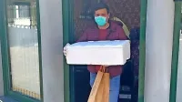 Marko Stanković iz Štorje pod stopnicami pravi, da se na negotovo 
situacijo, ki jo je prinesla epidemija, odzivajo tudi z dostavo 
oziroma možnostjo prevzema za to primernih kosil,  malic in sveže 
pečenega kruha.