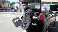 Karabinjerji v Trstu še vedno strogo nadzorujejo gibanje in  
kaznujejo kršitelje, a v celotni  Furlaniji-Julijski krajini je pričako 
vati sprostitve   ukrepov.