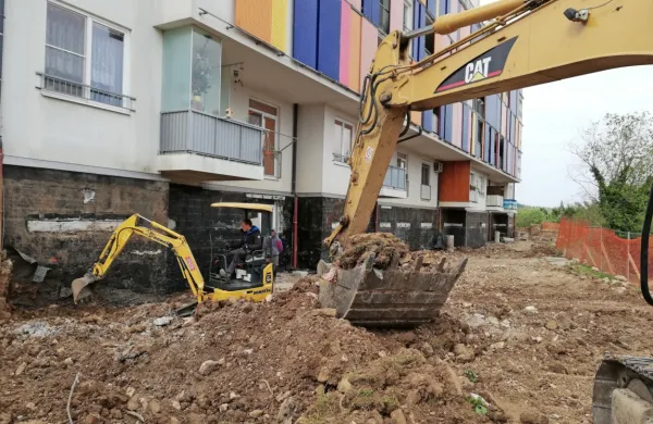 Z odkopano etažo ima neprofitni blok Livade  nad pritličjem še pet  nadstropij (zadnje nadstropje  so  
mansarde)  in vrhnje galerije, ki se jih na tej fotografiji ne vidi.