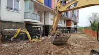 Z odkopano etažo ima neprofitni blok Livade  nad pritličjem še pet  nadstropij (zadnje nadstropje  so  
mansarde)  in vrhnje galerije, ki se jih na tej fotografiji ne vidi.
