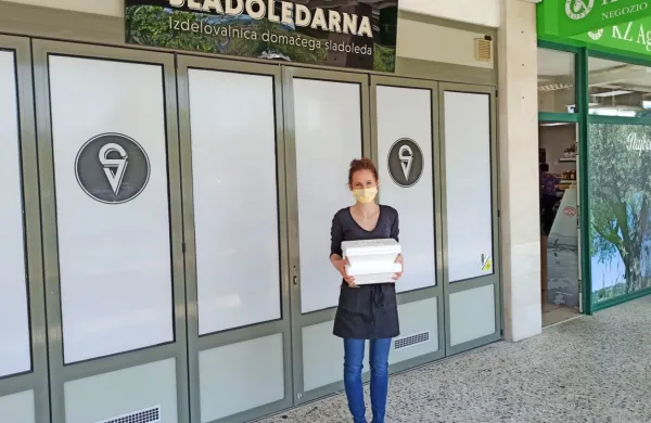 Vrata naj bi danes odprla tudi Sladoledarna, od koder so sladoled 
v banjicah v minulih tednih dostavljali na dom oziroma ga oddajali 
strankam na prevzemnem mestu.
