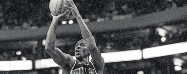 Michael Jordan v svojem značilnem metu, s katerim je rešetal koš 
tekmecev.