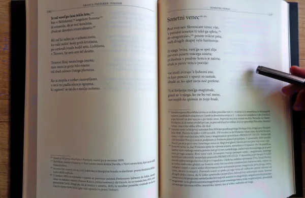  Prešernove pesmi so pospremljene  tako s sprotnimi  opombami kakor z naglasnimi znamenji. 