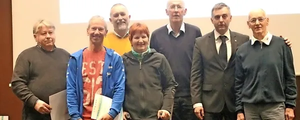 Jordan (v modrem) in Bogomira Jakin (desno ob njem) na 
podelitvi plakete in diplome na prireditvi Športnik Goriške.