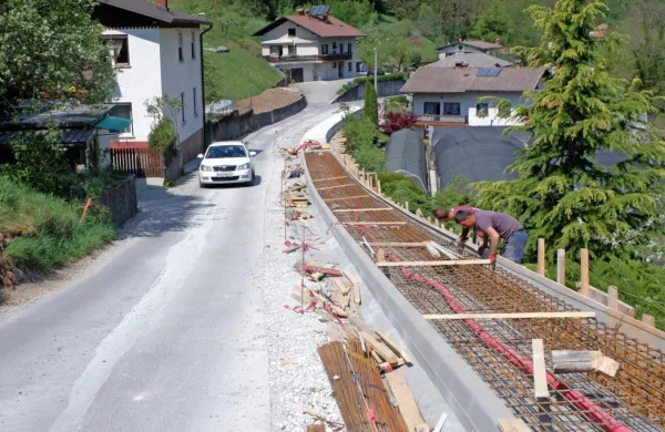 Nadaljujejo z urejanjem ulice Brežič (na fotografiji), zaključili so 
obnovo ceste proti Stadorju, odpirajo gradbišči na cestah proti 
Kamnemu in Čadrgu ... 