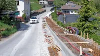 Nadaljujejo z urejanjem ulice Brežič (na fotografiji), zaključili so 
obnovo ceste proti Stadorju, odpirajo gradbišči na cestah proti 
Kamnemu in Čadrgu ... 