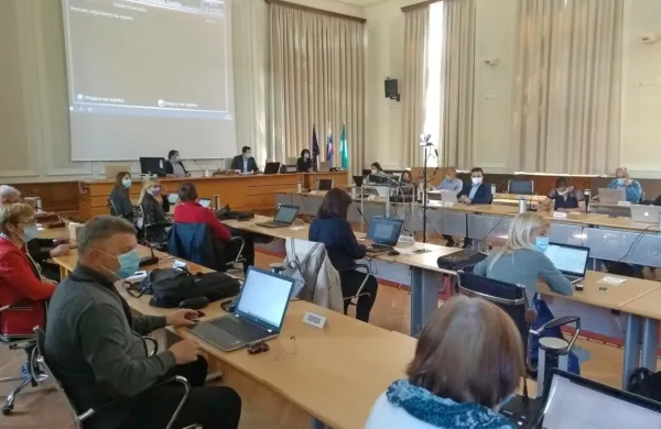 Svetniki so  sklepali z maskami na obrazih, potrdili  so, da se 400.000 evrov porabi za ukrepe v epidemiji.  