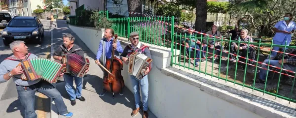 Stanovalce izolskega doma upokojencev so včeraj razveselili (z 
leve): Srečko Langeršek, Ivan Šekoranja,  Vlado Pavlič in Boštjan 
Pavlič. 