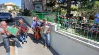 Stanovalce izolskega doma upokojencev so včeraj razveselili (z 
leve): Srečko Langeršek, Ivan Šekoranja,  Vlado Pavlič in Boštjan 
Pavlič. 
