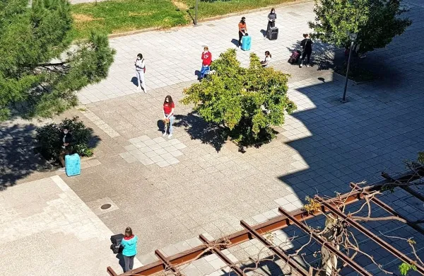 Dijaki so ob  vstopu v Dijaški dom Izola upoštevali varnostno 
razdaljo in imeli zaščitne maske.   