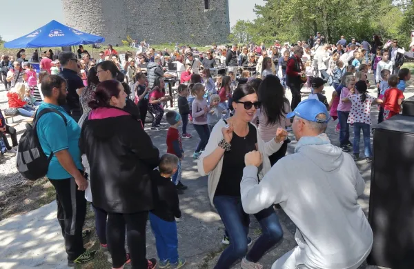 Predlani so po dolgih letih oživili prvomajsko prireditev v Opatjem 
selu, lani še tisto na Socerbu (na fotografiji), letos pa so morali obe 
srečanji odpovedati.