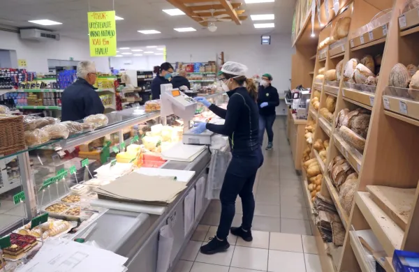 “Kot narod smo minuli mesec že dokazali, da nedeljsko obiskovanje trgovin ni nujno potrebno, ampak ravno obratno,” 
poudarja Sindikat delavcev trgovine Slovenije. 