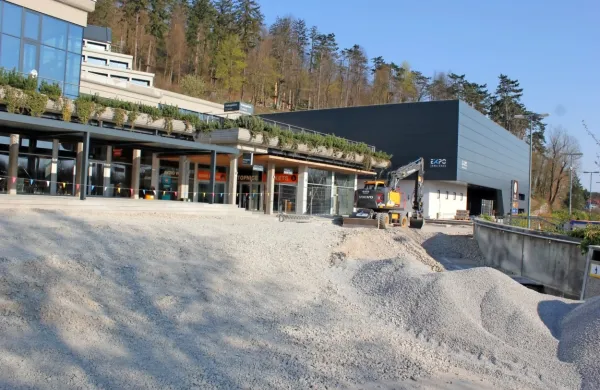 Padec obiska Postojnske jame, kjer je trenutno gradbišče nove 
promenade, se bo poznal tudi v občinskih proračunih. 