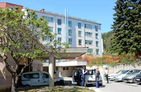 V sežanskem domu upokojencev so obiske prepovedali že 25. 
februarja in odločitev se je izkazala za pravilno, saj do zdaj,  
seveda tudi zahvaljujoč  strogim ukrepom, ki jih izvajajo, nimajo 
še nobene okužbe.