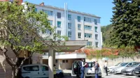 V sežanskem domu upokojencev so obiske prepovedali že 25. 
februarja in odločitev se je izkazala za pravilno, saj do zdaj,  
seveda tudi zahvaljujoč  strogim ukrepom, ki jih izvajajo, nimajo 
še nobene okužbe.