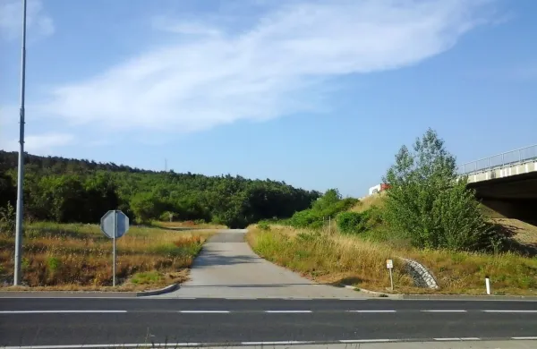 Hrpeljsko-kozinska občina bo na obrobju Kozine (nasproti Admirala)  predvidoma še letos začela prodajati deset parcel za 
gradnjo tipskih hiš za mlade družine.