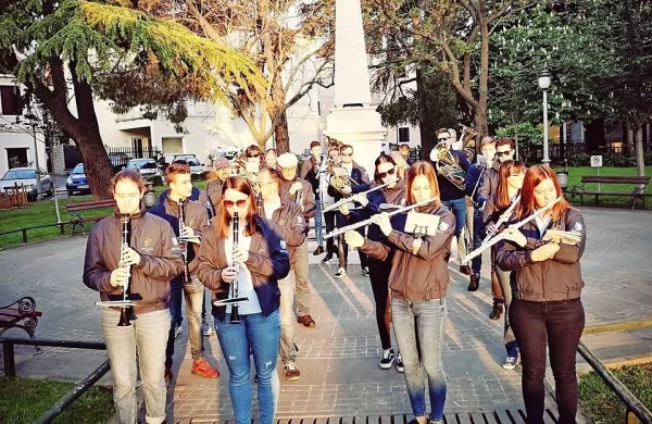 Pihalni orkester Izola bo letos po domači občini odzvanjal iz zvočnikov gasilskega avtomobila. 