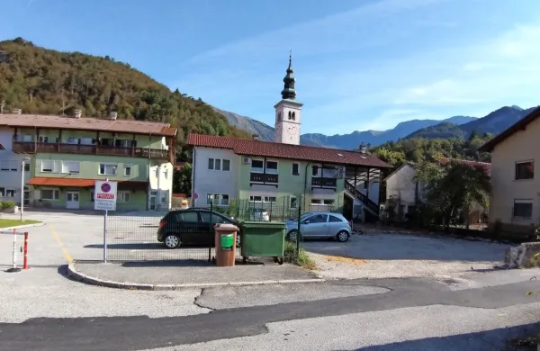 Stanovalci in občina so si segli v roke: prehod do zdravstvene postaje  bo možen prek občinskega zemljišča.