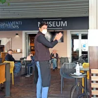 Matjaž Božič iz bara Museum na koprskem Muzejskem trgu je 
zjutraj lahko postregel le peščico gostov. 