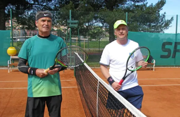 Dušan (levo) in Miha, kot večina rekreativcev, igrata tenis povprečno dvakrat na teden.