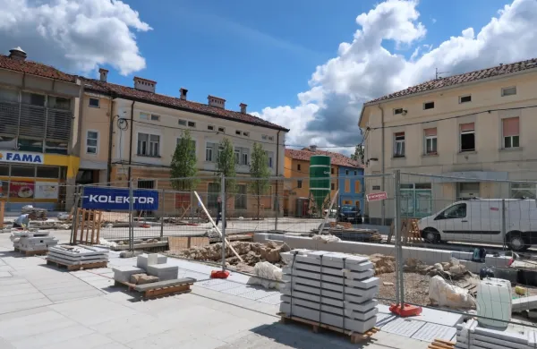 Tlakovanje Lavričevega trga je skoraj končano,  na vzhodnem delu 
trga  so vgradili vse tri fontane, nameščajo tudi ostalo urbano 
opremo, manjkajo še nekatere podrobnosti.
