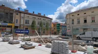Tlakovanje Lavričevega trga je skoraj končano,  na vzhodnem delu 
trga  so vgradili vse tri fontane, nameščajo tudi ostalo urbano 
opremo, manjkajo še nekatere podrobnosti.