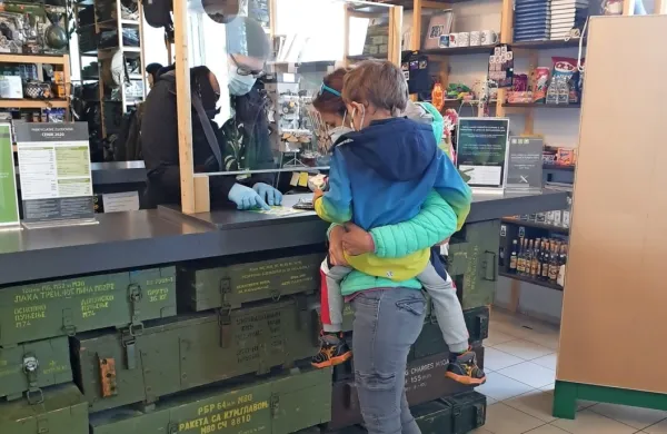 V  Parku vojaške zgodovine v petek, 1. maja, ni bilo veliko 
obiskovalcev, a so jih bili v parku zato toliko bolj veseli. 