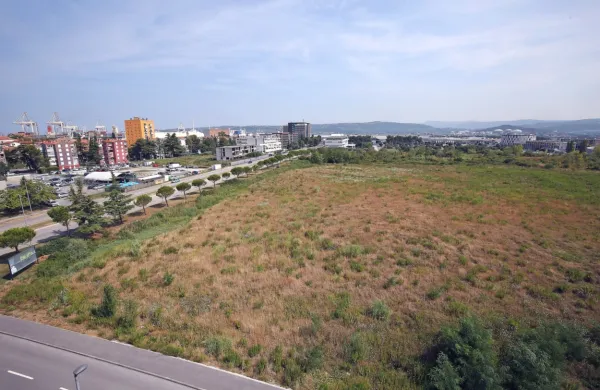 Aco Kabanica je od Milana Mandarića kupil del zemljišča med 
koprskim sodiščem in nakupovalnim središčem Park center.