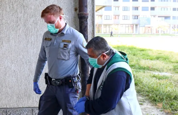 Turški voznik tovornjaka je v priporu od sredine novembra, ko so 
v hladilniku, ki ga je vozil, odkrili šest ilegalnih prebežnikov.