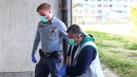 Turški voznik tovornjaka je v priporu od sredine novembra, ko so 
v hladilniku, ki ga je vozil, odkrili šest ilegalnih prebežnikov.