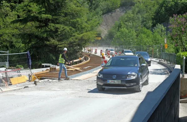 Ovinek ob izstopu z mosta bo po oceni prevoznikov preozek in zato  
problematičen za srečevanje velikih vozil.   
