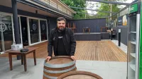 Terasa Hangar bara bo kmalu začela sprejemati goste, prenovljeni 
oder pa bo še (pre)dolgo sameval.