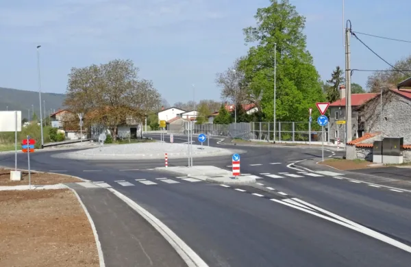 Domačini v Markovščini so z obnovljeno cesto in pločniki zelo 
zadovoljni, predvsem krožišče je upočasnilo promet v naselju.  