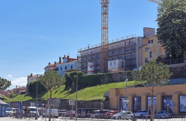 V obnovljeno stavbo nekdanje srednje tehniške šole tik nad 
severno obvoznico se bosta preselili Fakulteta za management in 
Pedagoška fakulteta.