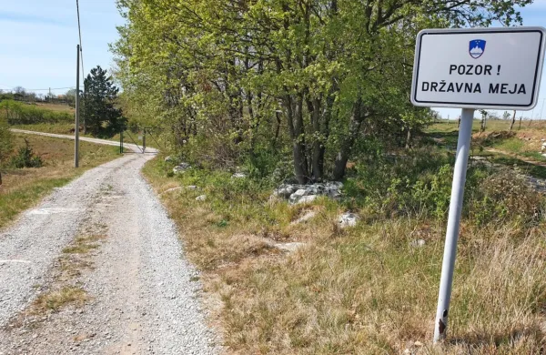 Sredi  februarja, ko na cesti  pri Tuniših še ni bilo kovinskih vrat, so 
trije Hrvatje v Slovenijo pripeljali šest državljanov Iraka. 