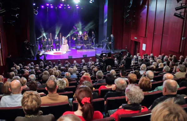 Združeni kulturniki so včeraj med drugim opozorili, da vsak 
kulturni dogodek  pomnoži vloženi evro, saj ima enega največjih 
gospodarskih multiplikativnih učinkov.   