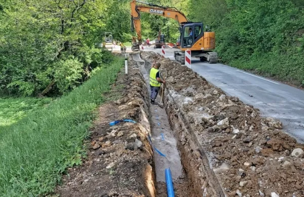 Med Koboli in mostom čez Branico v  Gornji Branici te dni delavci  
menjavajo stare vodovodne cevi z novimi.