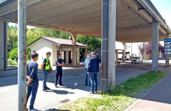 Občani danes že prihajajo, a na Erjavčevi čez mejo še ne smejo. To 
bodo lahko storili od jutri, in sicer s potrdilom, da so do tega 
upravičeni. 