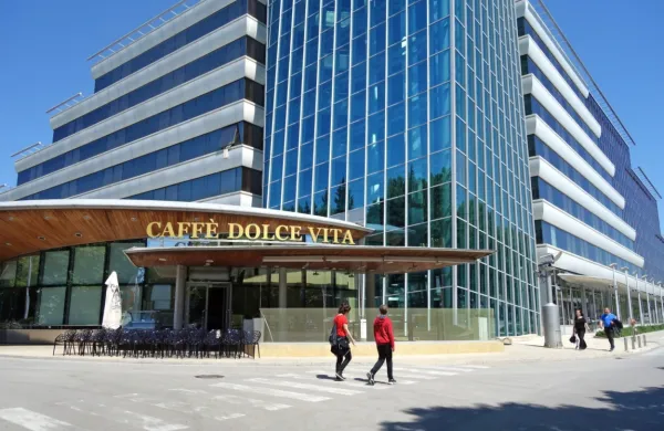 Novogoriška Perla morda še nekaj časa ne bo delovala, danes se  odpira vsaj terasa njene kavarne. 