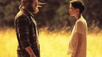Prizor iz Devsa. Alex Garland je sicer svojo pot najprej začel kot 
pisatelj in nato kot scenarist. Napisal je roman The Beach, ki ga je 
kasneje ekraniziral Danny Boyle, za slednjega pa je napisal tudi 
scenarij za 28 dni pozneje in Sončno svetlobo.


