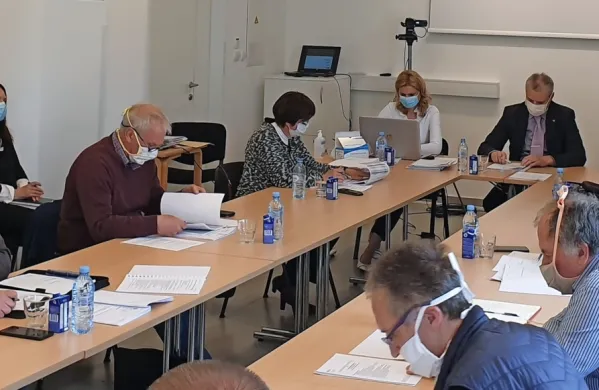 Pivški svetniki so se v sredo prvič po začetku  epidemije sestali tudi 
v živo, a z maskami in na varnostni razdalji.  