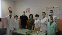 Ksenija in Martin Mahorčič    (v temnem) sta v okviru akcije Chef care 
skuhala dobrodelne obroke tudi  za sežanske lekarnarje (na 
fotografiji).

   