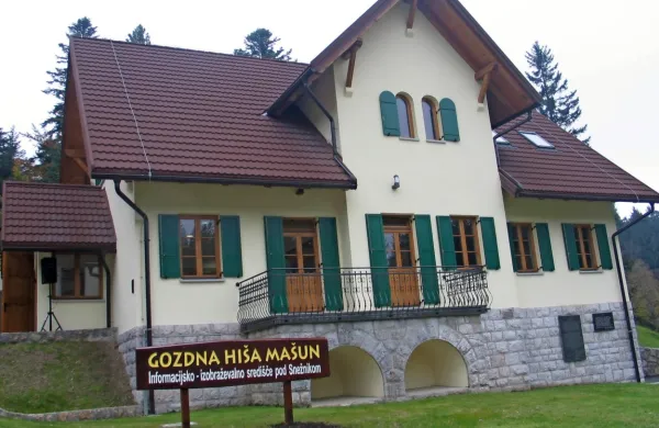 Gozdno hišo na Mašunu si posebno v poletnih mesecih ogleda 
veliko obiskovalcev. Pritegne tudi 1,7 kilometra dolga učna pot, na 
kateri je moč obiskati celo medvedov brlog.