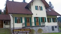 Gozdno hišo na Mašunu si posebno v poletnih mesecih ogleda 
veliko obiskovalcev. Pritegne tudi 1,7 kilometra dolga učna pot, na 
kateri je moč obiskati celo medvedov brlog.