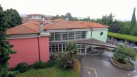Bolnišnične ambulante so spet odprle vrata za redno naročene bolnike, ki so v vrstah marca in 
aprila obtičali zaradi epidemije.