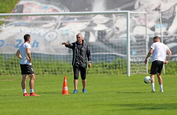 Trening nogometašev Tabora v novih razmerah. V sredini je 
kondicijski trener   Enrique Miguel. 