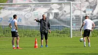 Trening nogometašev Tabora v novih razmerah. V sredini je 
kondicijski trener   Enrique Miguel. 