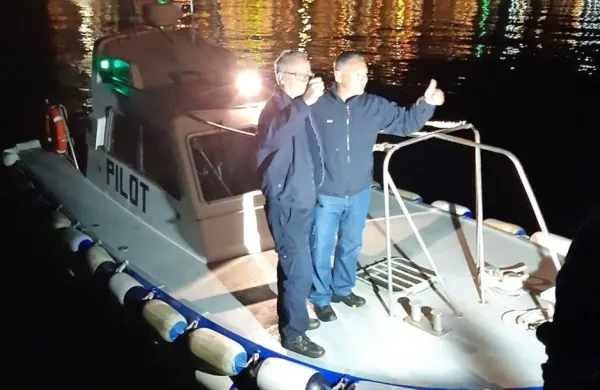 Pilot Maurizio Rasman in vodja pilotine Arijan Rapuš na pilotini
podjetja Kopp včeraj opolnoči; pred meseci sta po 16 in 18 letih
dela dobila izredno odpoved pri Pilotih Koper.