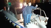  Pilot Maurizio Rasman in vodja pilotine Arijan Rapuš na pilotini 
podjetja Kopp včeraj opolnoči; pred meseci sta po 16 in 18 letih 
dela dobila izredno odpoved pri Pilotih Koper. 

